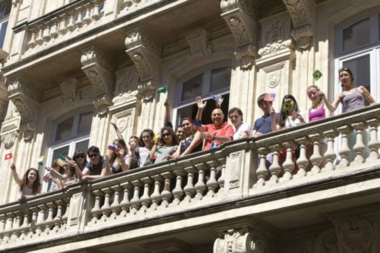 На балконе здания Accent Francais