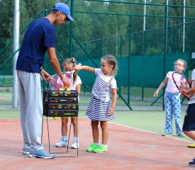 Group tennis training for children