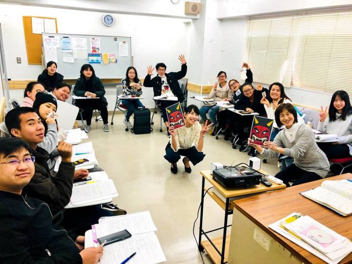 Фото студентов на занятиях японским языком